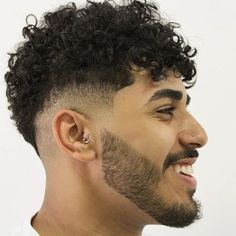 Taper Fade With Beard, Low Fade Curly Hair, Trending Hairstyles For Men, Low Taper Fade Haircut, Taper Fade Curly Hair, Haircut Selfie, Photo Hijab, Curly Hair Fade, Curly Hair Trends