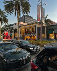 Rodeo Drive in Beverly Hills, CA Baldwin Hills Los Angeles, Beverly Hills Christmas, Beverly Hills Aesthetic, Chino Hills California, Beverly Hills Houses, Dream Life House