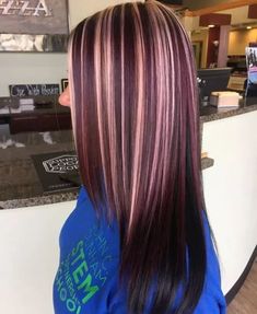 Burgundy Hair With Blonde, Burgundy Hair With Blonde Highlights, Burgundy Hair Color Ideas, Burgundy Hair Color, Hair With Blonde Highlights, Maroon Hair, Underlights Hair, Hair Color Burgundy