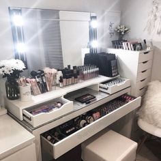 Diy Vanity Mirror, Makeup And Accessories, Diy Makeup Vanity, Makeup Organization Vanity, Makeup Room Decor, Makeup Table Vanity, Diy Vanity