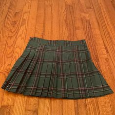 Perfect Condition. Pet And Smoke Free Home. Preppy Green Pleated Tennis Skirt, Green Pleated School Skirt, Green Pleated Skirt For School, Preppy Green Lined Skort, Preppy Green Lined Skirt, Preppy Green Lined Mini Skirt, Preppy Green School Bottoms, Preppy Green Pleated Skirt, Green Pleated Preppy Skirt