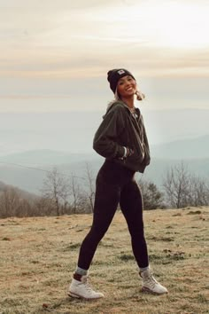 Hiking Outfits With Leggings, Cold Hike Outfit Women, Brown Leggings Hiking Outfit, Cute Comfy Zoo Outfit, Cute Hiking Outfit Summer Leggings, Hiking Outfit California, Cute Hiking Outfit Spring Cold Weather, Cute Hiking Fits Fall, Carhartt Leggings Outfit