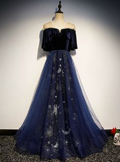 Have a perfect prom night with a blue appliqué gown. Elegant and refined beaded v- neckline, short cap sleeves brings more elegance to the dress. Embellished sequin tulle skirt followed by a velvet sleek body attains a soft yet gorgeous look you. Lace-up back with draping floor length skirt finishes the stunning look. Silhouette:a-lineHemline:floor lengthNeckline:v-neckFabric:tulleShown Color:navy blueSleeve Style:short sleeveBack Style:lace upEmbellishment:embroidery beadingBuilt-in Bra: yes Off Shoulder Formal Dress, Gaun Abad Pertengahan, Blue Velvet Top, Long Party Dress, 파티 드레스, Tulle Evening Dress, Evening Dress Floor Length, Blue Tulle, Beaded Prom Dress