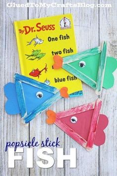 paper fish puppets with the title dr seuss one fish, two fish, and blue fish