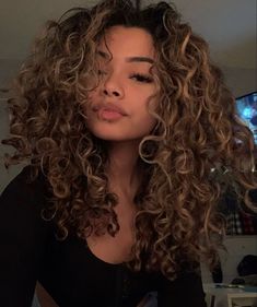 Curly Hair W Layers, Curly Summer Hair Color, Long Curly Hair Color Ideas, Curly Hair Dye Ideas, Mrs Bella, Hair Jacket, Curly Highlights, Curly Hair Ideas, Tweed Fashion