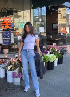 High Top Sneakers Outfit, Viviane Audi, Spring Feels, White Tops Outfit, White Tee Jeans, Straight Leg Jeans Outfits, Looks Jeans, Mom Jeans Outfit, Casual College Outfits