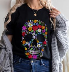 Floral Sugar Skull t shirt - Dia de los muertos tee - Cinco de mayo tshirt for her .: Retail fit .: 100% Soft cotton (fibre content may vary for different colors) .: Light fabric (4.2 oz/yd² (142 g/m .: Tear away label .: Runs true to size **SHIPPING AND PRODUCTION TIME** Production time is 1-5 business days Shipping Time is 2-5 Business Days **CARE INSTRUCTION** Inside out, wash with delicate cycle. Lay flat to dry Do not bleach Do not iron directly onto the design Do not dry clean **COLORS** M Frida Kahlo Cricut Shirt, Sugar Skull Tee Shirts, Dia De Los Muertos Outfit For Women, Cinco De Mayo Outfit Women, Illustrated Clothing, Womens Graphic Tee, Skull Tee, Halloween Costumes Makeup, Skull T Shirt