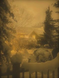 70s Aesthetic Winter, Yellow Winter Aesthetic, Retro Winter Aesthetic, Winter Profile Picture Aesthetic, 90s Winter Aesthetic, Aesthetic Pictures Winter, Winter Vintage Aesthetic, Winter Icons Aesthetic, Warm Winter Aesthetic