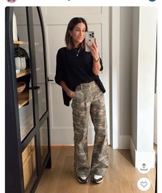 Camo Jacket Outfit Fall, Camaflouge Pants Outfit, How To Wear Camo Pants, Wide Leg Pants Outfit Fall, Wide Leg Cargo Pants Outfit, Fall Jackets Outfit