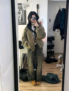 Army Green Top Outfit, Baggy Khaki Pants Outfit, Summer Swag Outfits, Khaki Pants Outfit, Cargo Outfit, Timberland Boots Outfit, Cargo Pants Outfit, Aesthetic Fits, Fits Clothes