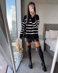 Good idea how to wear leather shorts in autmn. Winter Shorts Outfits, Leather Shorts Outfit, Leather Pants Style, Striped Sweater Outfit, Short Cuir, Black Leather Shorts, Look Short, Mode Boho