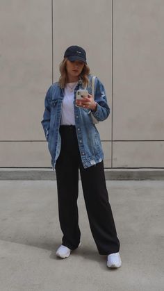 Sweatshirt Denim Jacket Outfit, Denim Jacket With Trousers, Denim Jacket And Trousers Outfit, Oversize Denim Jacket Outfit Women, Jean Jacket With Trousers, Jean Jacket With Black Pants, Dress With Oversized Denim Jacket, Oversized Blue Denim Jacket Outfit, Loose Denim Jacket Outfit