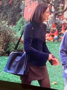 Young girl in fall outfit. Rory gilmore. Gilmore girls. 2000s. S4e7 Rory Gilmore Fall, Vintage Clothing Store, Outfits 2000s