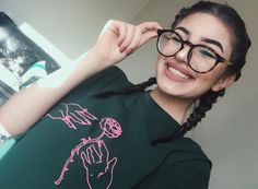 didar Glasses Aesthetic, Glasses Makeup, Tumblr Outfits, Portrait Photography Poses, Bff Pictures, Curly Hair Cuts, Insta Photo Ideas