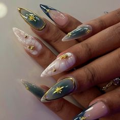 Stiletto almond blue aura nails blooming gel white golden gold chrome stars french tips nude Blue Aura Chrome Nails, Aquarius Inspired Nails, Blue And Golden Nails, Golden Birthday Nails, Gold Chrome Nails Designs, Aquarius Nails Designs, Pearl Chrome Nails, Blooming Gel Nails, Blooming Gel