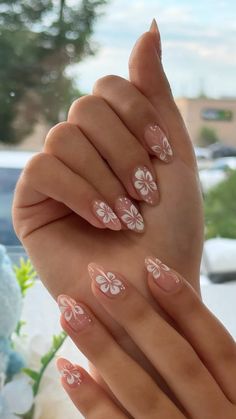 Nails With Seashells, Beach Inspo Nails, Cute Beach Nail Ideas, Nails Ideas Preppy, Almond Nail Designs Trending Now Summer, White Hawaiian Nails, Summer Nails For Vacation, Cute Nails Preppy, Nail Ideas Pink And White