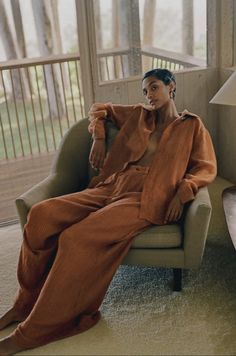 Lounge Singer Outfit, Farmer Market Photoshoot, Vintage Earthy Outfits, Lounge Wear Photoshoot Ideas, Urban Photoshoot Women, Earthy Photoshoot Black Women, Casual Photoshoot Outfits, Earthy Photoshoot, Lounge Photoshoot