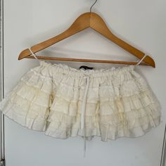 Miu Miu Ss24 Slubbed Canvas Miniskirt Linen And Cotton Raw Edges Underwear/Shorts Underneath Sits Low On Hips Can Be Worn Layered Knit Ruffle Skirt, Lace Trim Mini Skirt, Cream Ruffled Skirt, Mini Ruffle Skirt Outfit, Ruffle Skirt Outfit, Miu Miu Skirt, Shoujo Girl, Ruffle Mini Skirt, White Mini Skirt