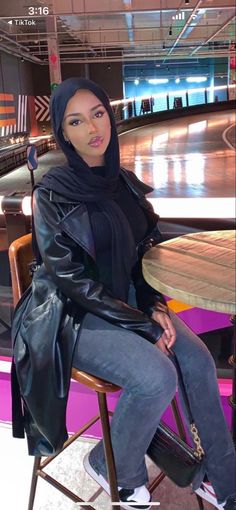 Uk Hijabi Drip, Jersey Hijab Styles Aesthetic, Uk Baddie Aesthetic, Winter Fits Hijabi, Hijabi Baddie Outfits, Hijabi Fits Streetwear, Jersey Hijab Outfit, Hijabi Winter Fits, Winter Hijabi Fits