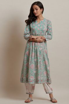 Cotton Kurti Designs Summer, Farida Gupta, Indian Designer Suits, Simple Kurta Designs, Designer Kurti Patterns, Kurti Patterns, Mussoorie, Simple Kurti Designs, Pakistani Fashion Casual