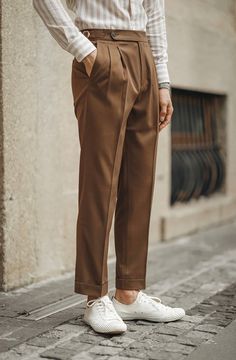 Unsere High Waist Business Trousers sind eine sartoriale Hommage an die zeitlose Eleganz des Old Money Stils. Speziell für den anspruchsvollen Mann geschneidert, verkörpert diese Hose einen Hauch von raffiniertem Charme und stattlicher Raffinesse.
Die Hose wurde sorgfältig aus hochwertigem Polyester gefertigt, einem Stoff, der sich durch seine Strapazierfähigkeit und Leichtigkeit auszeichnet. Das bequeme und dennoch elastische Material sorgt dafür, dass die Hose ihren maßgeschneiderten Look den Mens Dress Pants Nordstrom, Luxury Men's Pants With Button Closure, Luxury Men's Pants With Buttons, Luxury Men's Pants With Belt Loops, Luxury Men's Chinos With Side Pockets, Men's Luxury Straight Chinos, Luxury Cotton Men's Work Pants, Luxury Men's Pants With Ribbed Cuffs, Cheap Men's Dress Pants With Pockets