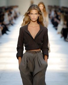 High Pants Outfit, Fall Outfits October, Bombshell Fashion Style, Model Business Outfit, Elegant Runway Fashion, Elegant And Chic Outfits, Model Looks Outfit, Fall Outfits With Heels, Cool Elegant Outfit