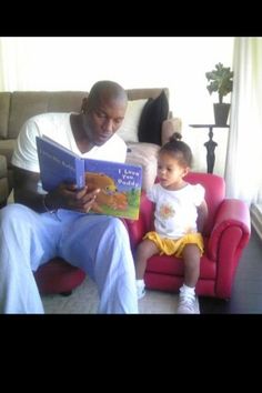 Tyrese reading to his daughter Father Daughter Photos, Father Knows Best, Nothing Else Matters, Celebrity Families, I Love My Dad, Dad Daughter, Celebrity Dads, Family Affair