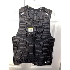 Nike Aeroloft Running Vest Mens Size Small Black Cu7797-010 Reflective. Black Sports Vest For Winter, Black Winter Sports Vest, Nike Black Outerwear For Winter Sports, Nike Black Outerwear For Outdoor Activities, Nike Vest, Bear Jacket, Utility Vest, Running Vest, Nike Fleece