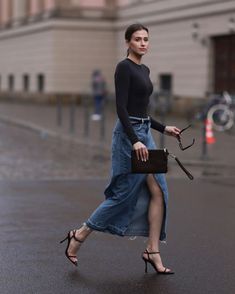 Maxi Denim Skirt Outfit, Long Denim Skirt Outfits, Chic Blazer Outfit, Denim Maxi Skirt Outfit, Long Denim Skirt Outfit, Denim Skirt Trend, Skirt Outfit Ideas, Chic Dressing, Jean Skirt Outfits