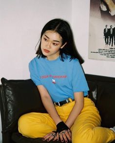 Blue Yellow Outfit, Yellow Jeans Outfit, Yellow Pants Outfit, Look 80s, Yellow Jeans, Photographie Portrait Inspiration, Yellow Pants, Asian Street Style, Rave Outfit