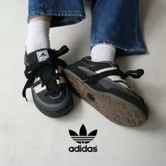 ADIDAS ORIGINALS（アディダス オリジナルズ） 1948年にアドルフ・ダスラーにより設立された、ドイツのバイエルン州に本社を置く世界的なスポーツブランド。スポーツ用品からシューズ・スポーツウェア・ファッションアイテムなど、幅広いジャンルで製造から販売まで行っています。 ADIMATIC（アディマティック）とは 1996年にスケートシーンに新たな風を吹き込��む一足としてデビュー。 極太のスリーストライプとシューレース、ボリューミーなシルエットなどの高いファッション性が注目され、街履きにも対応する本格的なスケートボードシューズの先駆けとなった名作モデルです。 アッパーにはリッチな風合いのヌバックを採用。ステッチには反対色のホワイトを使用することで、サッカースパイクのようなスポーティーな仕上がりに。 オリジナルを忠実に再現 当時のスケートシューズでは常識であった肉厚のシュータンが、着用時に足首をしっかりとホールド。 極太のスリーストライプとシューレースのコンビネーションが、アディマティックらしい唯一無二のルックスを形成します。 印象的なギザギザ柄が刻まれたボリューム感のあるミッド Adidas Adimatic Black, Outfit Accessories, Sneakers, Clothes, Art