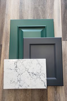 Green and black cabinet combination with marble countertop Kitchen Window Coverings, Kitchen Cabinets Design, Classical Kitchen, Kitchen Design Showrooms, Beautiful Bedroom Colors, Espresso Kitchen, Cabinets Design, Cabinets Countertops