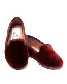 These exquisite slippers were made in Spain from artisans with over 40 years experience delivering the finest footwear. Only the best materials were selected in this curated collection. Made with luxe velvet, the Hamptons loafer has a soft insole and is the perfect slipper to keep their little feet warm on even the col Luxury Sleepwear, Velvet Flats, Velvet Slippers, Velvet Loafers, Navy Velvet, Comfort And Joy, Shoe Size Conversion, Shoe Size Chart, 40 Years