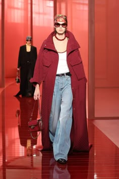 Gucci 2025 Spring Summer, Gucci Outfits Women, Gucci Ready To Wear, Milan Fashion Week Runway, Gucci Runway, Fashion 2025, Fashion Trend Forecast, Burgundy Outfit, Gucci Spring