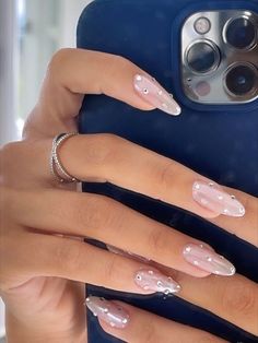 Cream And Silver Nails, Nails Design Minimalism, Cassie Euphoria Nails, Pearls On Nails, Almond Nails With Gems, Nail Gem Designs, Nails With Pearls, Gem Nail Designs, Nail Jewels