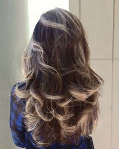 Dyed Layers Of Hair, Blonde Tips Long Hair, Layers With Colored Hair, Middle Layer Dyed Hair, Cool Hair Dye Ideas For Long Hair, Layered Coloured Hair, Dyed Tips On Layered Hair, Cute Ideas To Dye Your Hair, Brown Hair With Bleached Tips