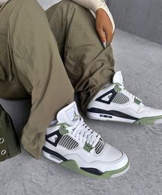 Jordan 4 Retro Outfit, Nike Jordan 4, Baskets Jordans, Yeezy Boots, Pretty Sneakers, Retro Outfit, Sneaker Outfits, Jordan Shoes Retro