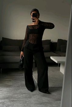 ꨄ Silk Mini Skirt Outfit, Black Boot Outfit, Chic All Black Outfit, Black Silk Mini Skirt, Food Outfits, Cargo Pants Outfit Black, All Black Outfit Ideas, Black Outfit Ideas, All Black Outfits