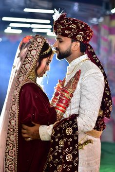 Capal Pic Shadi, Shadi Photography Poses, Closeup Couple Poses, Kapal Photo Shadi, Copal Pose Wedding, Marriage Copal Photo, Sadhi Photo Pose, Shadi Couple Pose, Sadi Copal Photo