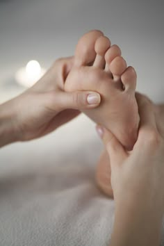 Pedicure Pictures, Massage For Women, Foot Reflexology, Foot Spa, Nail Photos, Massage Techniques