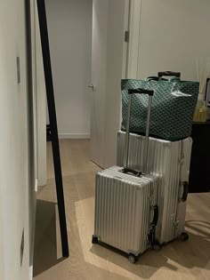 Rimowa Luggage, Dope Pics, Business 101, Successful Online Business, Dream Aesthetic, Aesthetic Streetwear, Handbag Essentials, Start An Online Business, Luxury Lifestyle Dreams