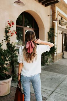 How to Style Bows In Your Hair With Scarf Hair Scarf Styles, Prom Hairstyles For Short Hair, T Shirt And Jeans, Feminine Outfit, Looks Style, Nike Running, Street Styles, Prom Hair