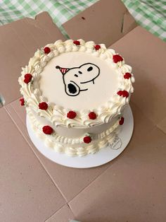 Small Cakes For Boyfriend, Snoopy Birthday Ideas, 16 Cakes Birthday, Minimalistic Cake Designs, Snoopy Cake Birthdays, Christmas Themed Birthday Cake, Snoopy Cake Ideas, Aesthetic Cakes Birthday, Snoopy Cupcakes