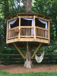 a tree house built into the side of a tree