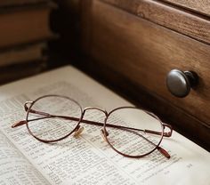 Book And Glasses Aesthetic, Dark Academia Glasses Aesthetic, Light Academia Glasses, Dark Academia Glasses Men, Glasses Dark Academia, Light Academia Aesthetic Boy, Light Academia Accessories, Cottagecore Glasses, Glasses Aesthetic Men