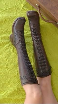 How To Style Boots, Vintage Lace Up Boots, Lace Up Boot Outfit, Vestiti In Jeans, Laced Up Boots, Boots Aesthetic, Brown Boots Outfit, Campus Boots