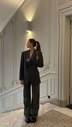 Female Suit Aesthetic, Bar Outfit, Estilo Preppy, Interview Outfit, Formal Suits, Blazer Outfits, Mode Inspiration, Minimalist Outfit, Black Outfit