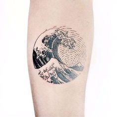 the great wave tattoo on the right thigh