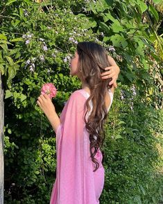 Dpzzzz Profile Pictures, Curled Hairstyles For Medium Hair, Saree Backless, Simple Lehenga, India Clothes, Gals Photos, Beautiful Casual Dresses, Saree Poses, Pakistani Wedding Outfits