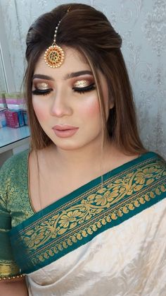 bridal eyeshadow makeup red White Saree Eye Makeup, Eye Makeup For Green Saree, Night Party Makeup Look Indian, White Saree Makeup Look, Hairstyle With Jhumar, Green Lehenga Makeup Look, Traditional Makeup Indian, Mehendi Makeup Looks, Marriage Hairstyle